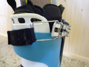 prodloužená horní přezka u skialpové boty