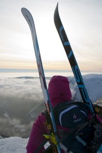 Uchycení lyží na bocích batohu